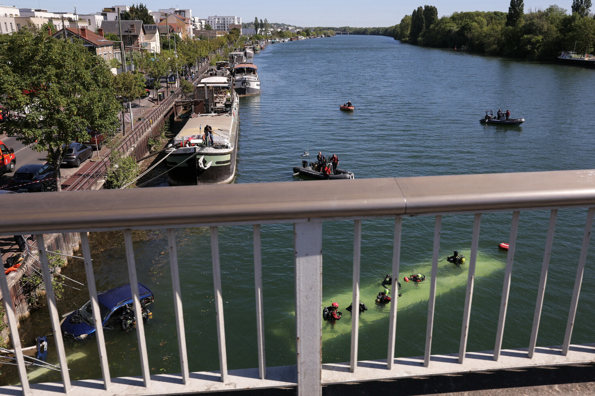 Un bus chute dans la Seine en Île-de-France : une conductrice en formation au cœur des interrogations