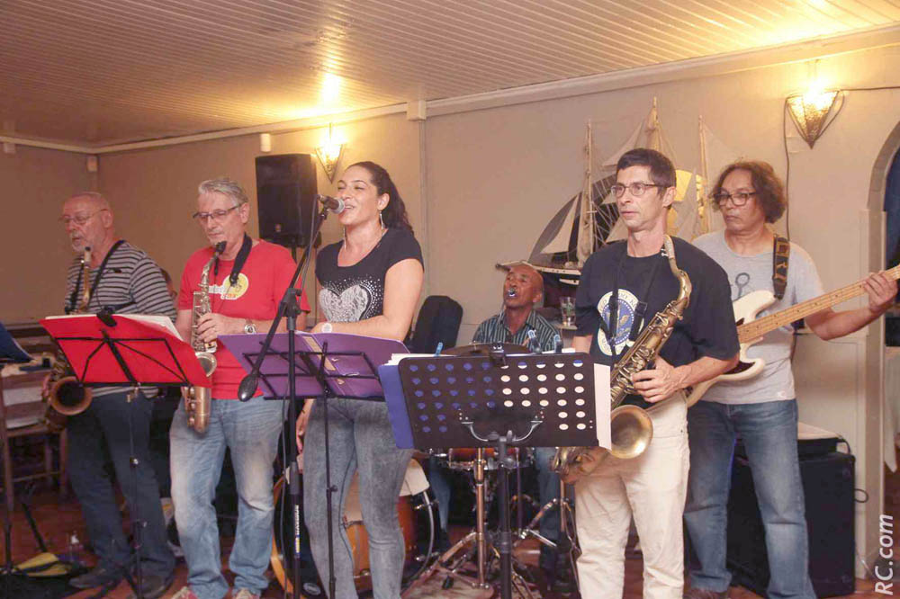 Nous avons eu un coup de cœur pour le Ouistitisax Groove Machine, «La chaleur de la Soul, la richesse du Jazz et l’esprit de la Funk ». Ils avaient jeté l'ancre au Marin Bleu.