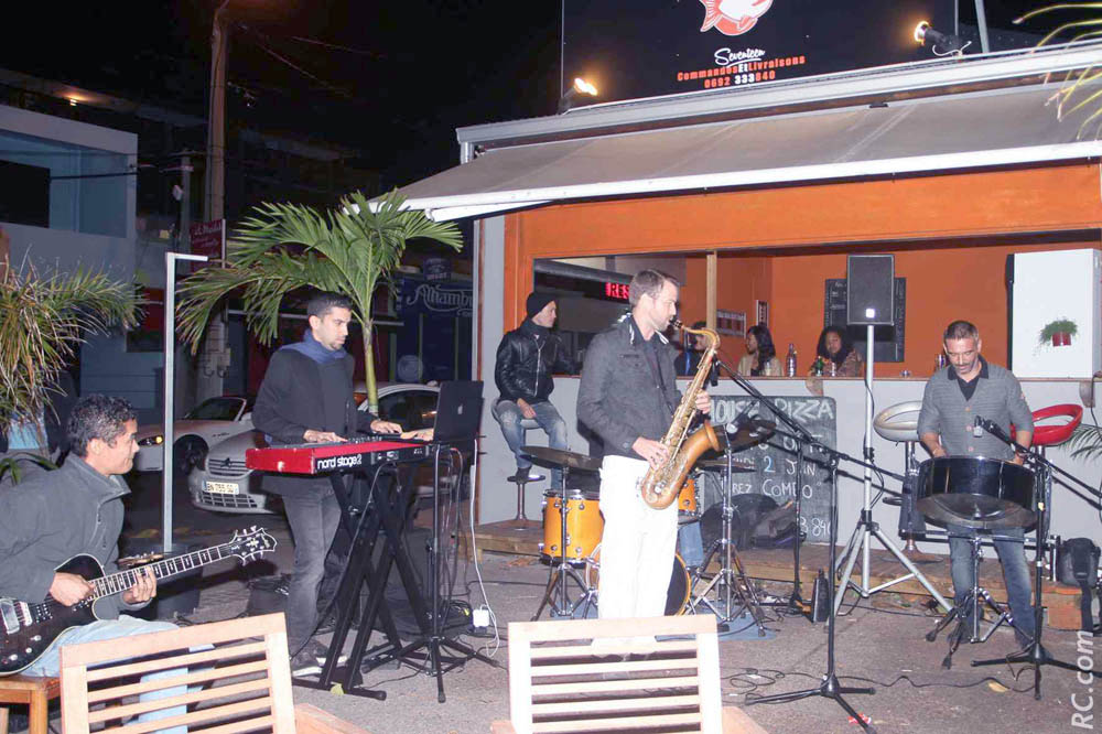 Pérez Combo en plein air à l'House Pizza.