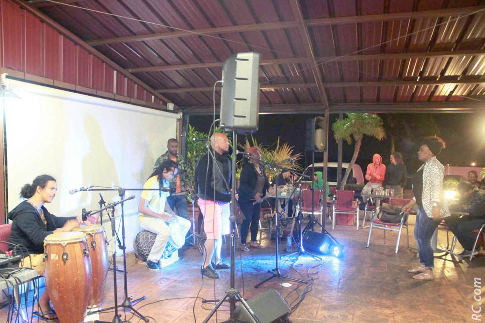 A Courtepaille, K'marad Bobok dans l'ambiance maloya.