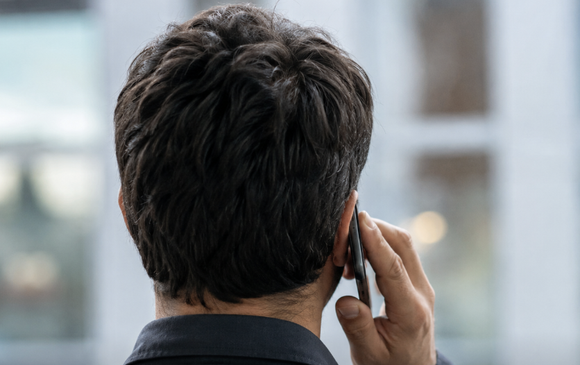 Arnaques téléphoniques : ces appels silencieux qui utilisent l’IA pour voler votre voix