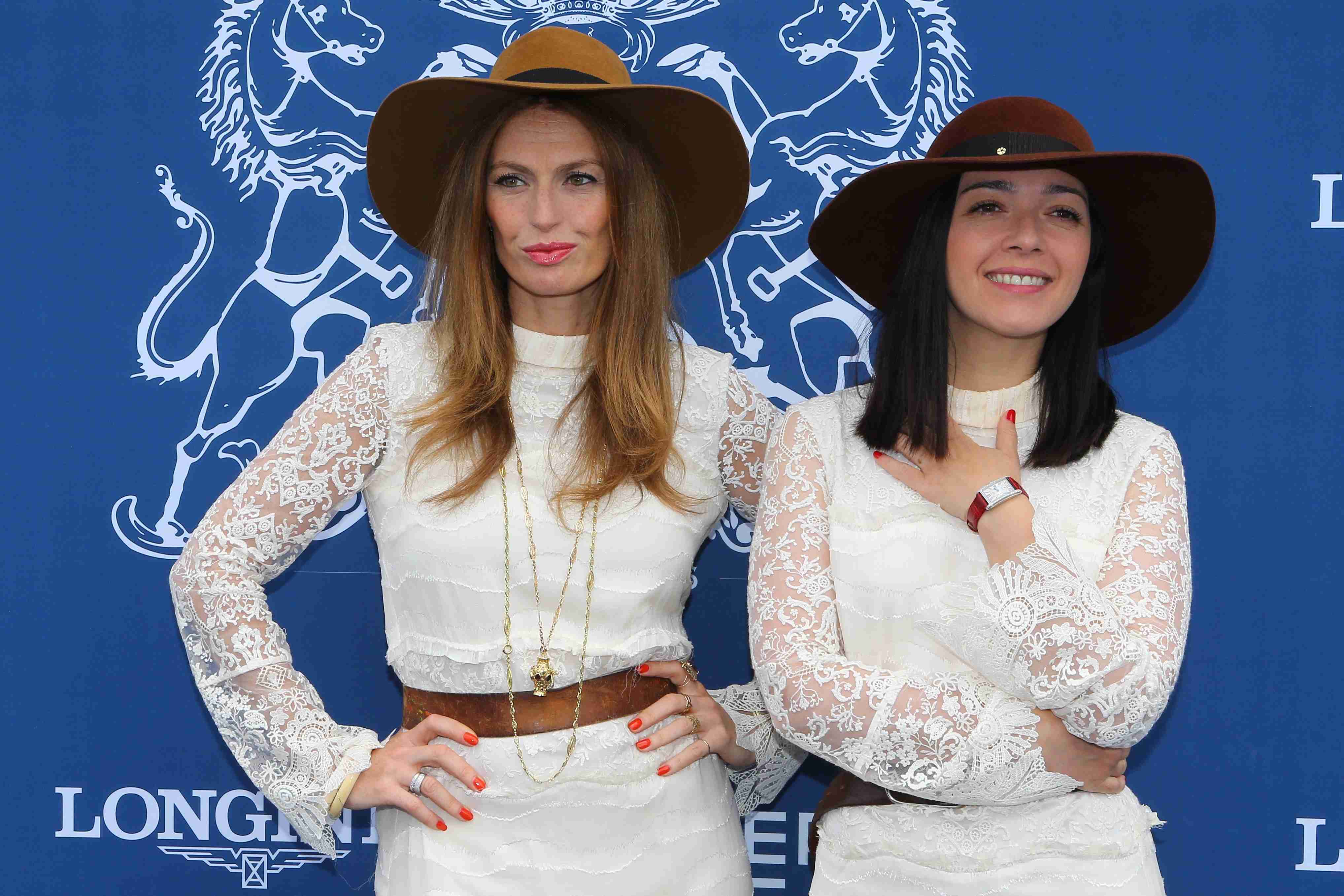 Le duo Brigitte, chapeauté s'il vous plaît, a animé ce Prix...