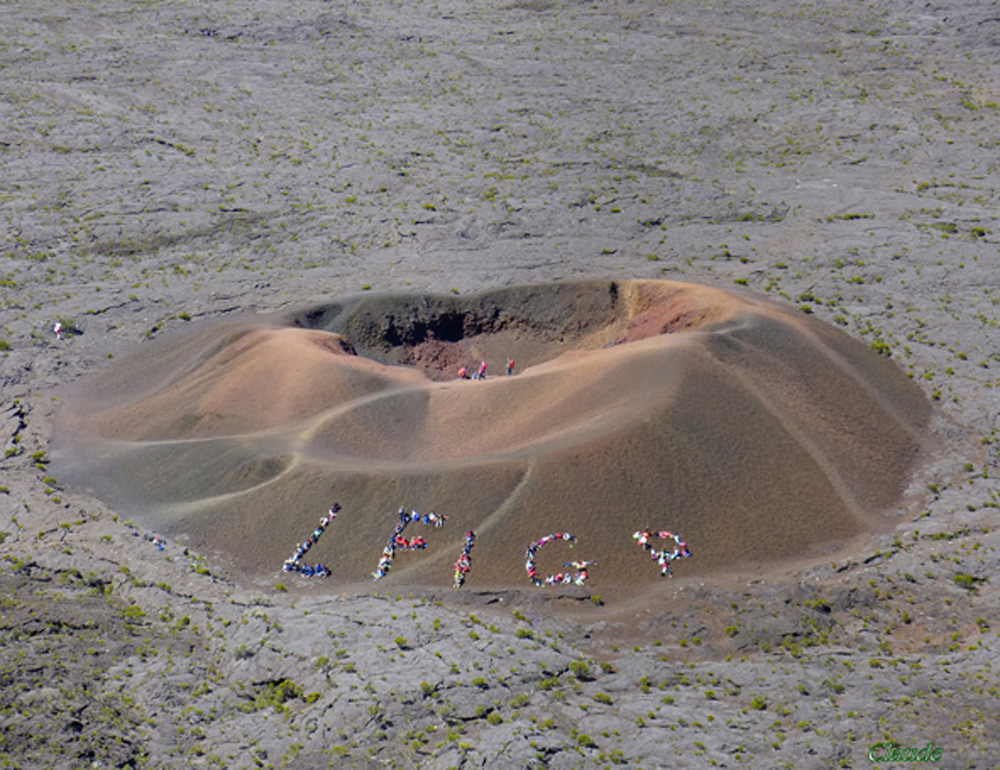 Ici les enfants on écrit  LFIGP sous forme de callisthénie: Lycée Français International Georges Pompidou.