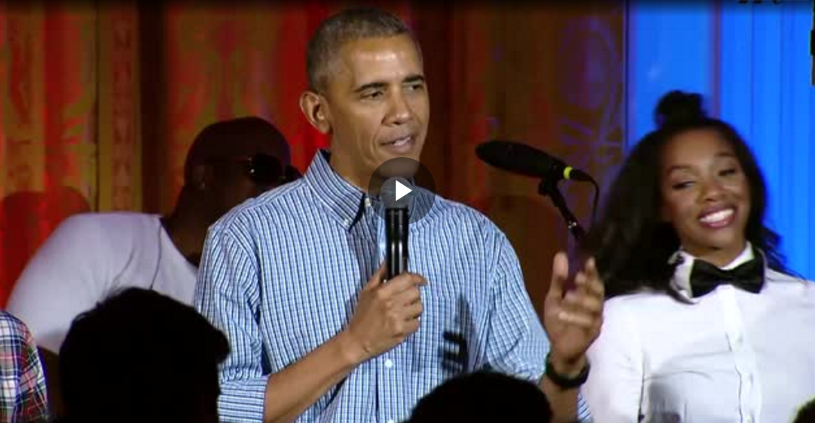 Barack Obama chante ultra faux pour l'anniversaire de sa fille!