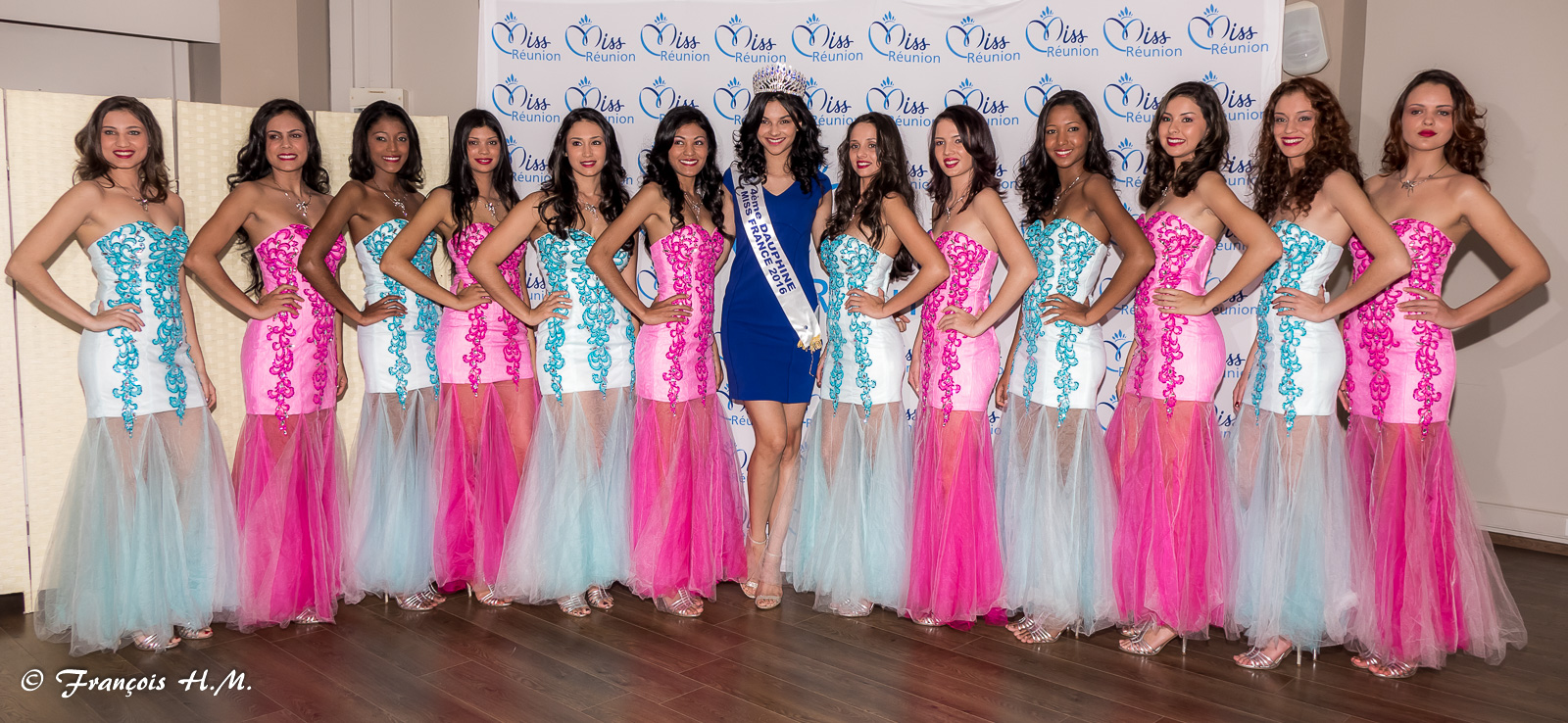 Les 12 candidates 2016 entourent Miss Réunion 2016