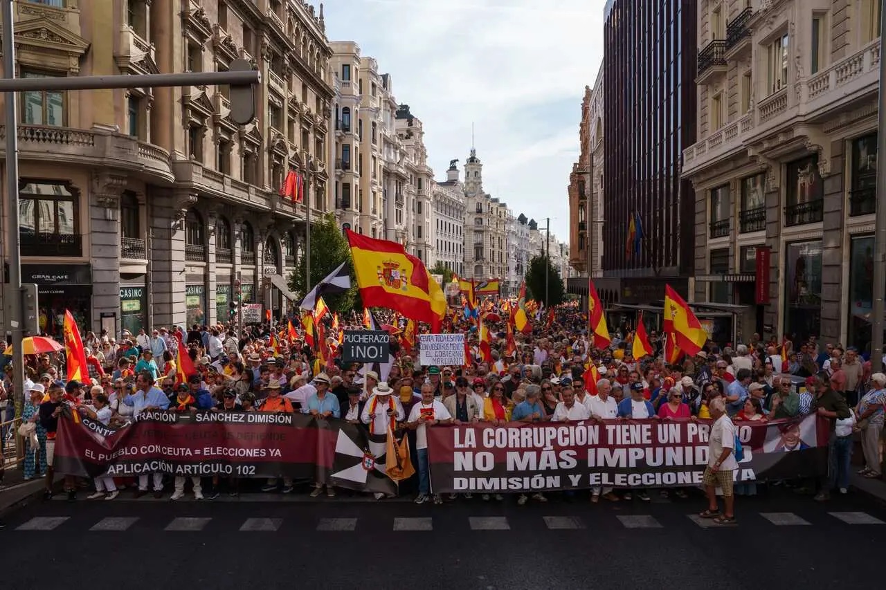 Des manifestants défilant dans les rues de Madrid ce samedi 26 septembre - Photo : Diario en Positivo