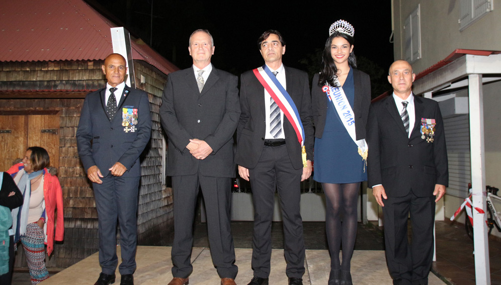 A la tribune officielle: Jocelyn Ceus, président départemental des Anciens Combattants, Michel Esterlingot, secrétaire général de la sous-préfecture de Saint-Pierre, Bachil Vally, maire de l'Entre-Deux, Azuima Issa, Miss Réunion 2015 et 4ème dauphine Miss France 2016, et Eric Leveneur, président de la section des Anciens Combattants de l'Entre-Deux Azuima Issa, Miss Réunion 2015 et 4ème dauphine Miss France 2016