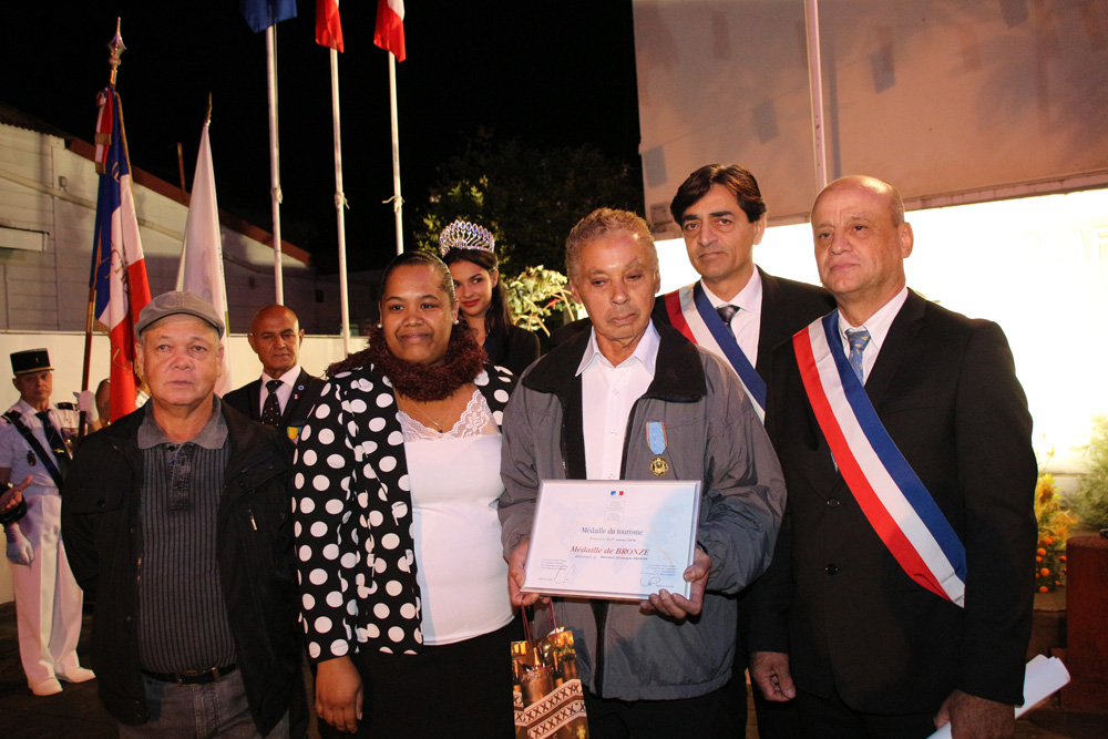 Patrick Bègue, adjoint au tourisme, a remis une médaille