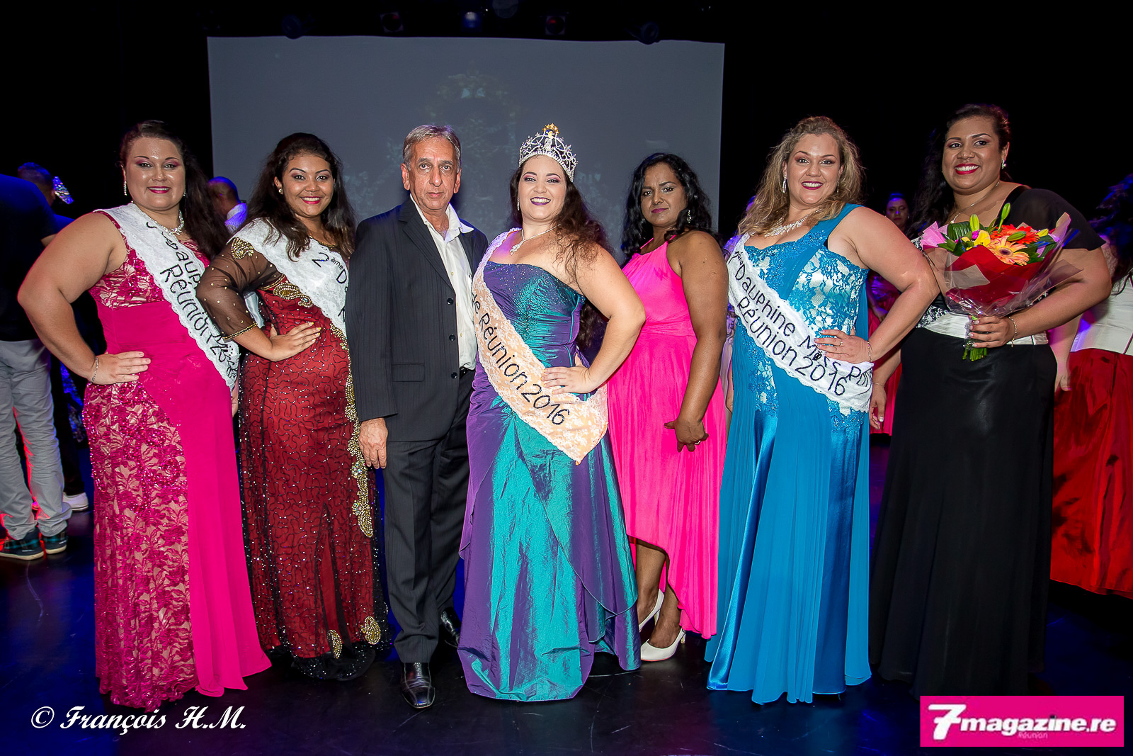 Les lauréates avec Annie Cerveaux, la présidente du Comité Miss Ronde Réunion, et Aziz Patel, président du jury