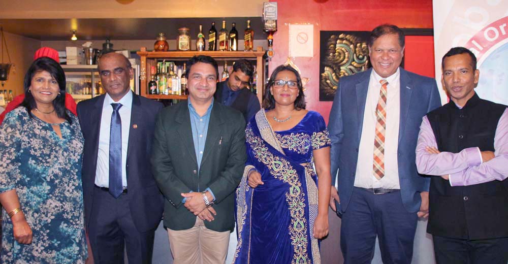 Jean-Régis Ramsamy (à l'extrême droite), président Gopio Reunion St-Denis, avec le Consul de l'Inde et les invités extérieurs du Gopio