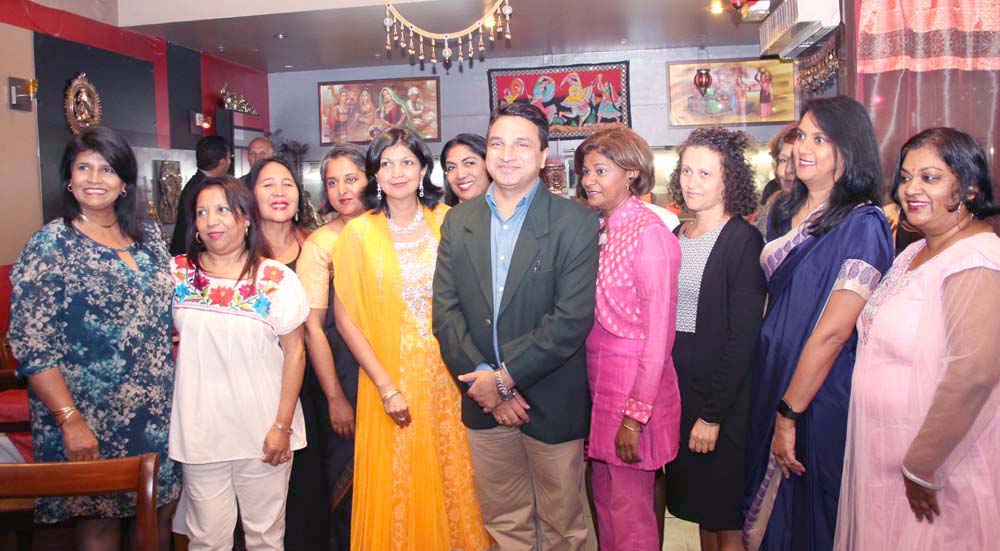 Le Consul de l'Inde avec les dames invitées pour le lancement de la nouvelle association