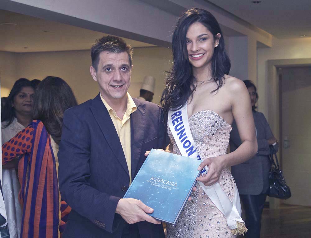 Willi a dédicacé le livre offert à Azuima Issa