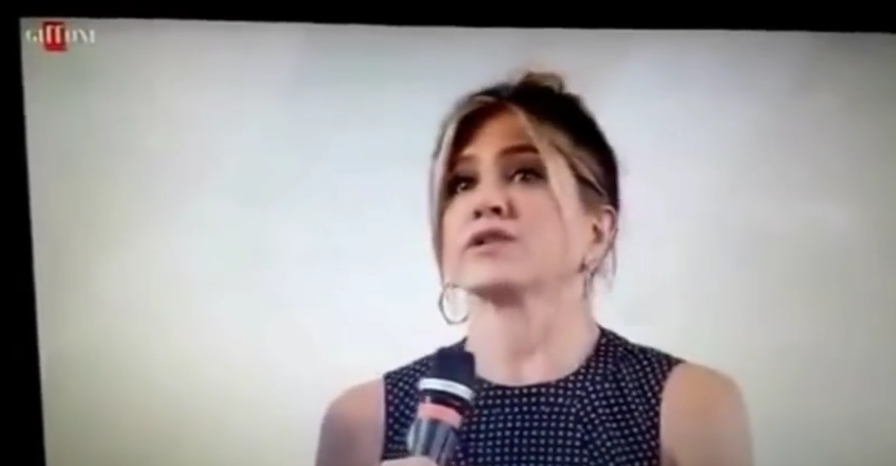 Jennifer Aniston en larmes en conférence de presse