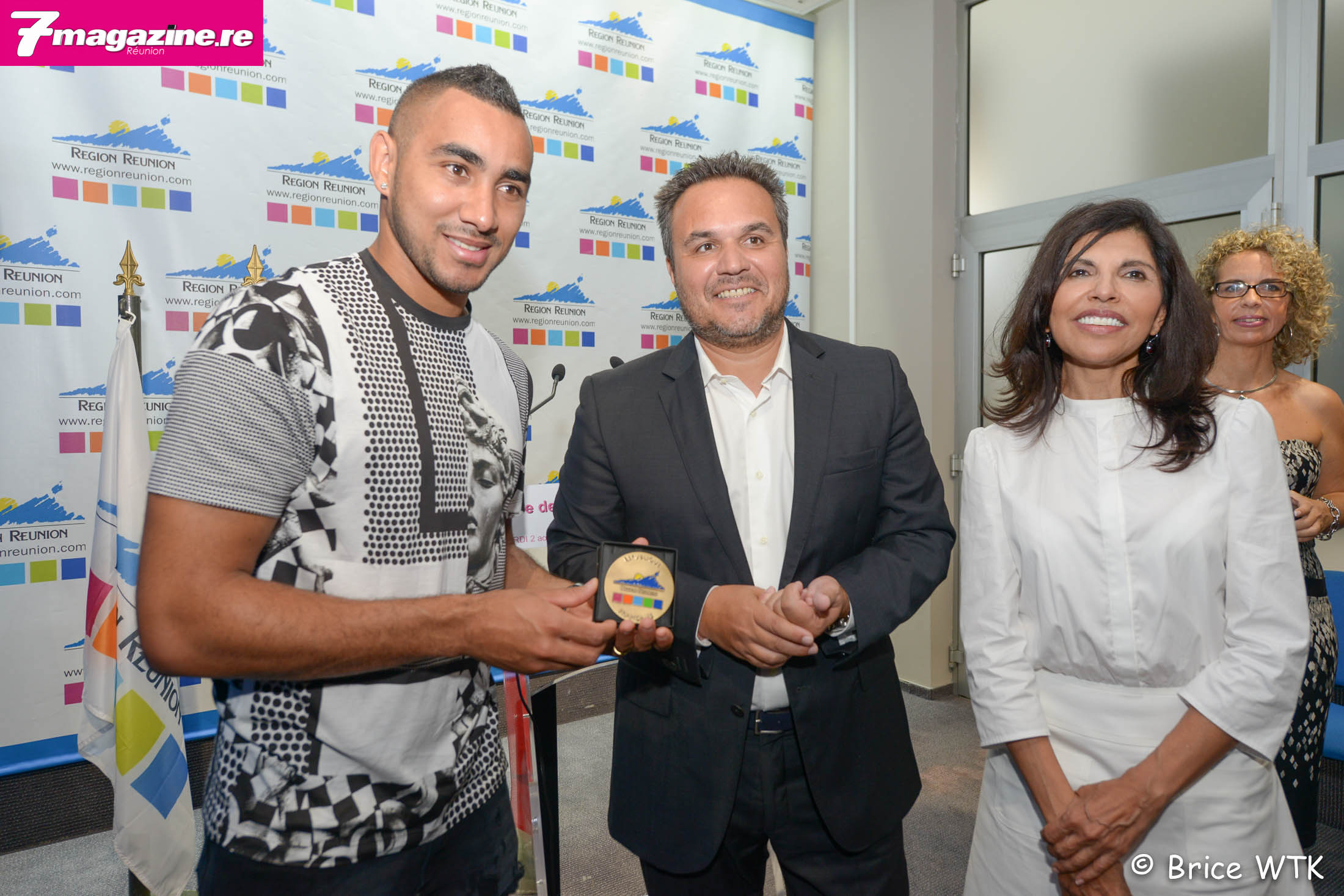 Dimitri Payet et sa médaille avec Didier Robert et Nassimah Dindar