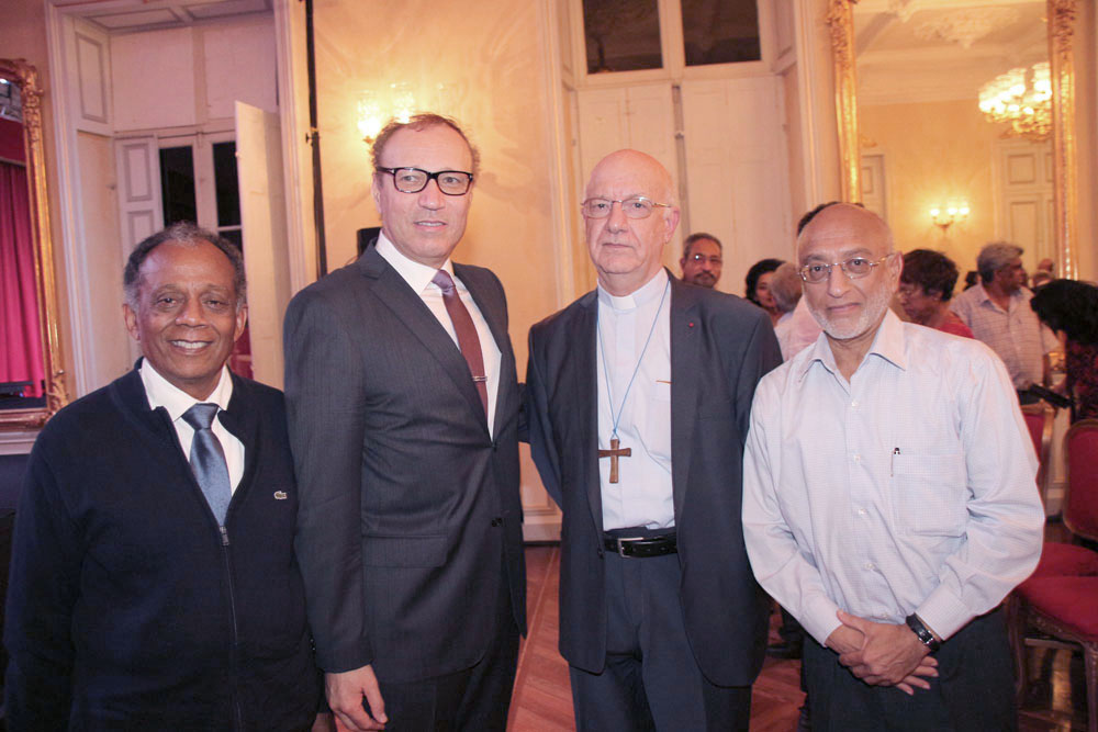 Gilbert Annette, maire de Saint-Denis, Ghaleb Bencheick, Monseigneur Gilbert Aubry, évêque de La Réunion, et Houssen Amode, président du CRCM (Culte Réunionnais du Culte Musulman