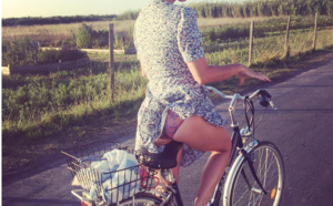 Katy Perry, à vélo elle montre sa jolie culotte