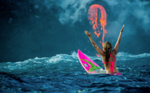 Elle surfait à côté d'un volcan inactif quand...