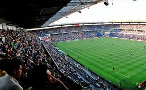 Un tir raté d’un attaquant lui sauve la vie