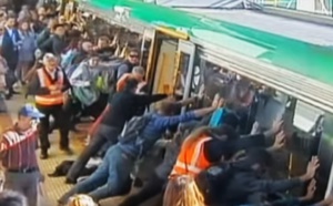 Ils soulèvent un métro pour sauver un passager coincé sous la rame 
