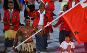 Le porte-drapeau huilé des Tonga veut faire les Jeux d’hiver!