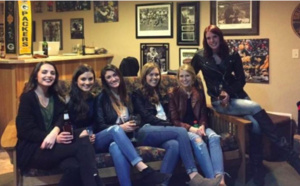 Six filles sur un canapé: il manque des jambes!