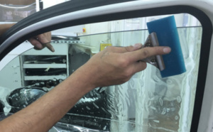 Vitres surteintées interdites: Les automobilistes se précipitent aux centres auto