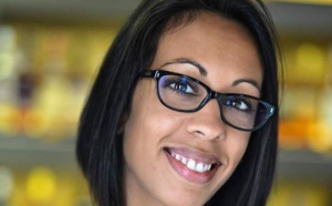 Elle apprend la langue des signes aux bébés