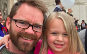 Une petite fille dérobe la calotte du pape