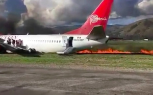 [VIDÉO] Pérou: Un boeing rate son atterrissage et prend feu