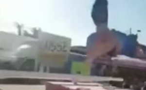 [VIDEO] Une sangle cède dans un manège: elle frôle la mort