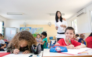 Miss Réunion joue à la maîtresse