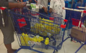 Vidéo buzz : Bataille dans le Carrefour Ste Suzanne pour des bouteilles d'huile à 1€