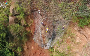 [VIDÉO] Les premières images de drone de l'intervention des cordistes sur la route du Littoral