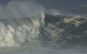 [VIDEO] Houle géante au Portugal : les surfeurs de l'extrême y sont allés