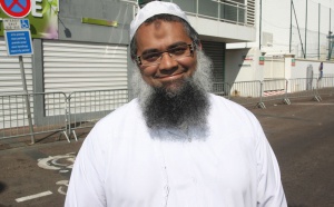 Les musulmans distribuent des denrées