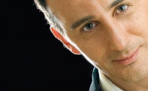 Elie Semoun, l’orfèvre du rire arrive…