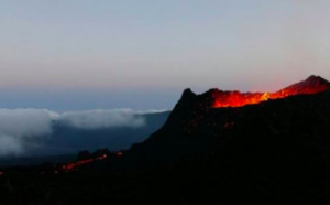 Quand un météore passe devant le Piton de La Fournaise en éruption