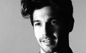 Le Réunionnais Vinnie Dargaud sur scène avec François Berléan et Michelle Laroque