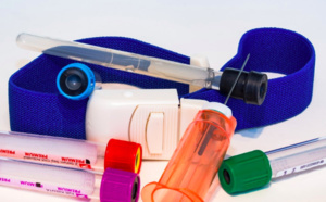 Un bébé de 6 mois déshydraté découvert aux côtés des cadavres de ses parents