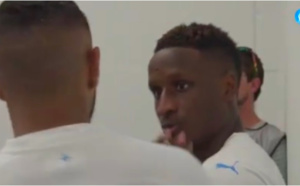 ▶️Dimitri Payet embrasse Bouna Sarr sur la bouche, pour rire