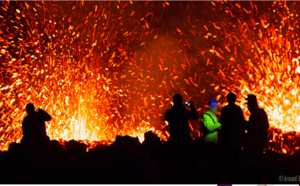 📷 Éruption : Des centaines de spectateurs dans l’enclos malgré l’interdiction