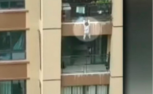 [VIDEO] Miraculé: un petit garçon chute de 5 étages et s'en sort indemne