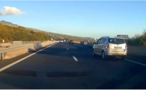 ▶️ Un fou du volant double par la droite et manque de provoquer un accident