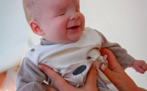 Abandonné par sa mère car né sans yeux