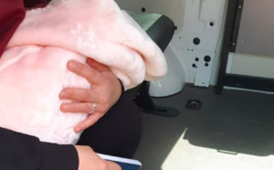 Sur un scooter avec un bébé dans les bras !