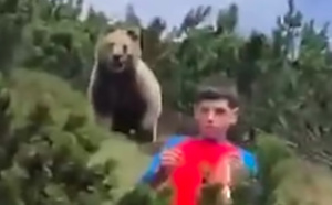 A 12 ans, poursuivi par un ours il fait preuve d'un calme incroyable