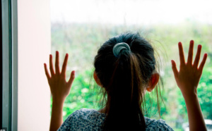 La mère part en vacances à Maurice et laisse ses 3 petites filles seules