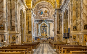 A la fin de la messe, le prêtre révèle aux paroissiens être amoureux