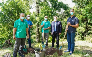 Didier ROBERT signe avec le Parc National une convention pour biodiversité à La Réunion