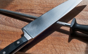 Un jeune cannibale mange sa mère et donne des morceaux au chien